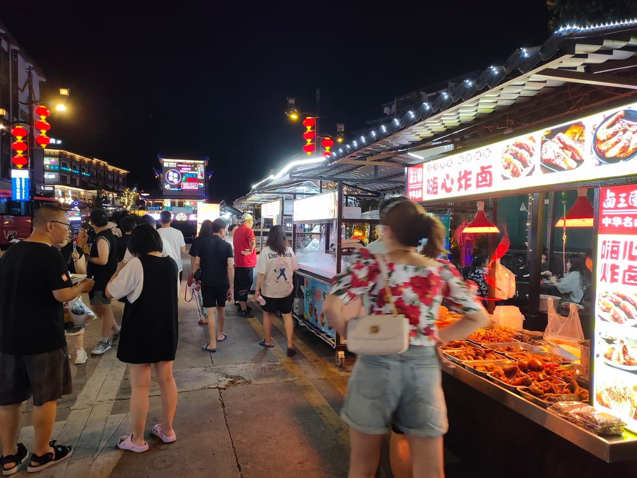 Near the landmark commercial area, dining options are plentiful.