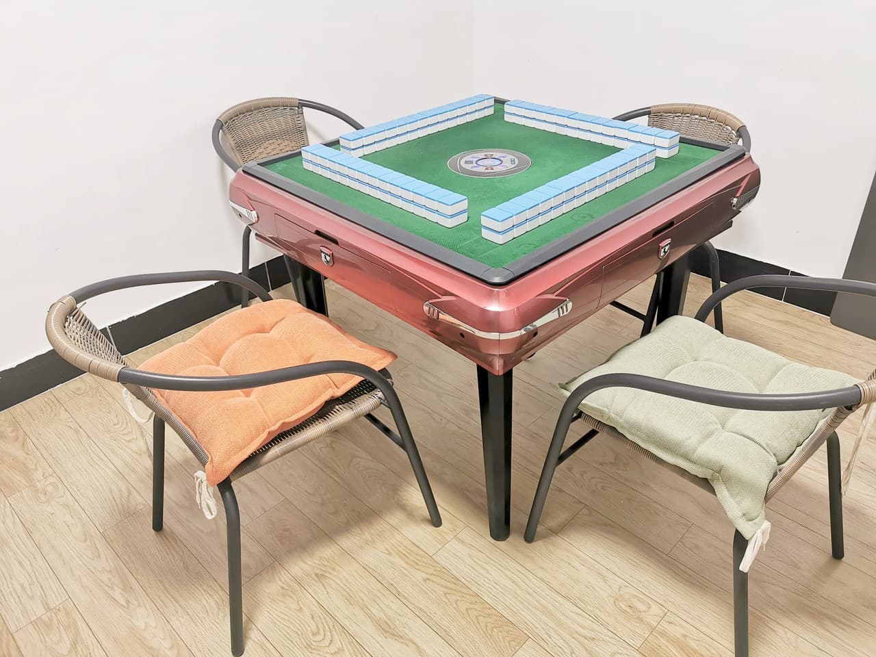There are mahjong machines, a children's play area, and a tea tasting area.