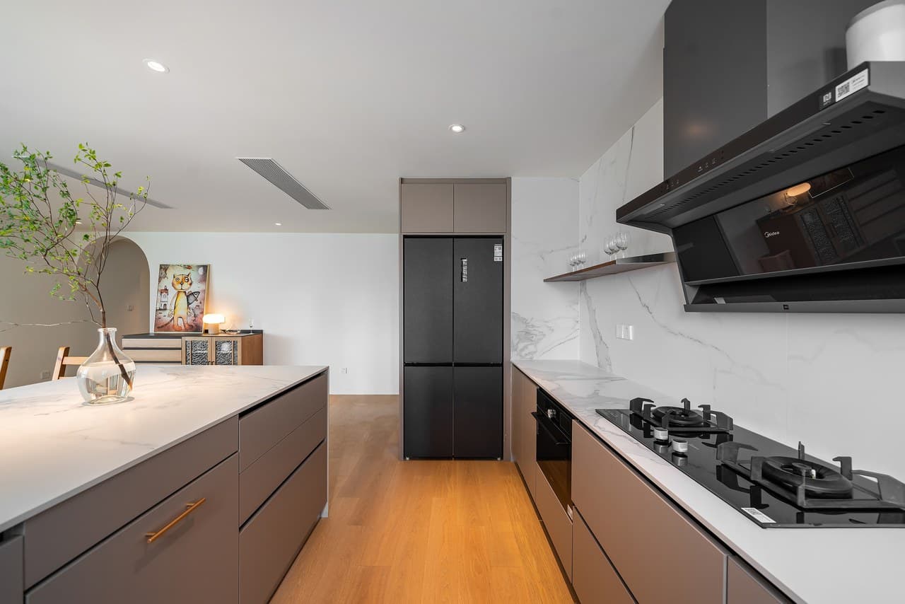 Extra-large open kitchen, perfect for photoshoots, parties, and private cooking.