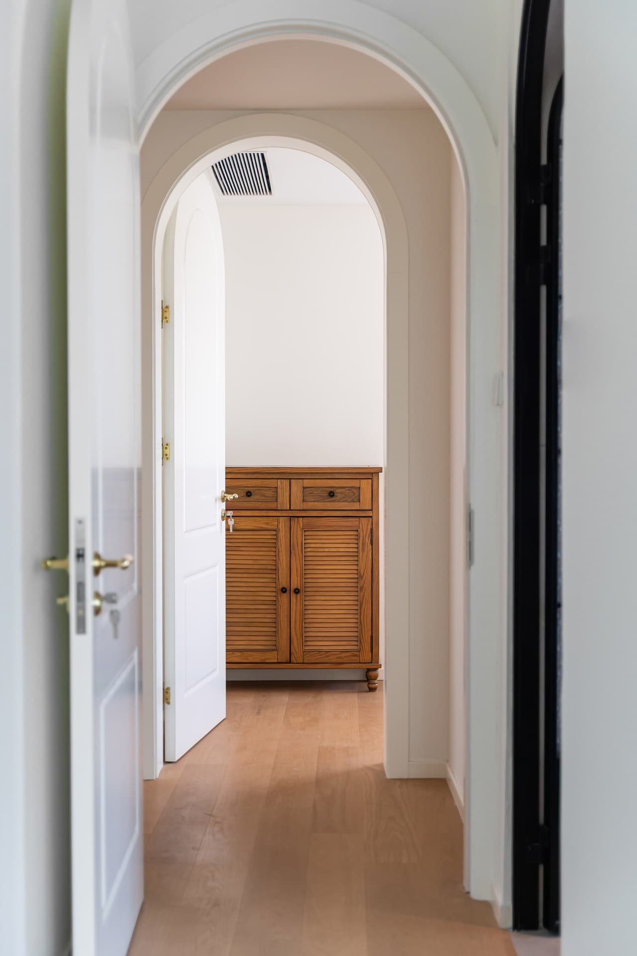 The whole house has water-based underfloor heating, allowing you to enjoy the freedom of going barefoot in winter.