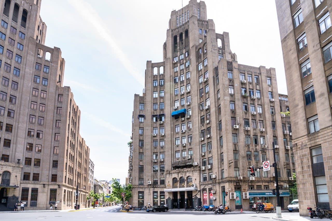 Bund's international architecture complex and its Shanghai-style homestays