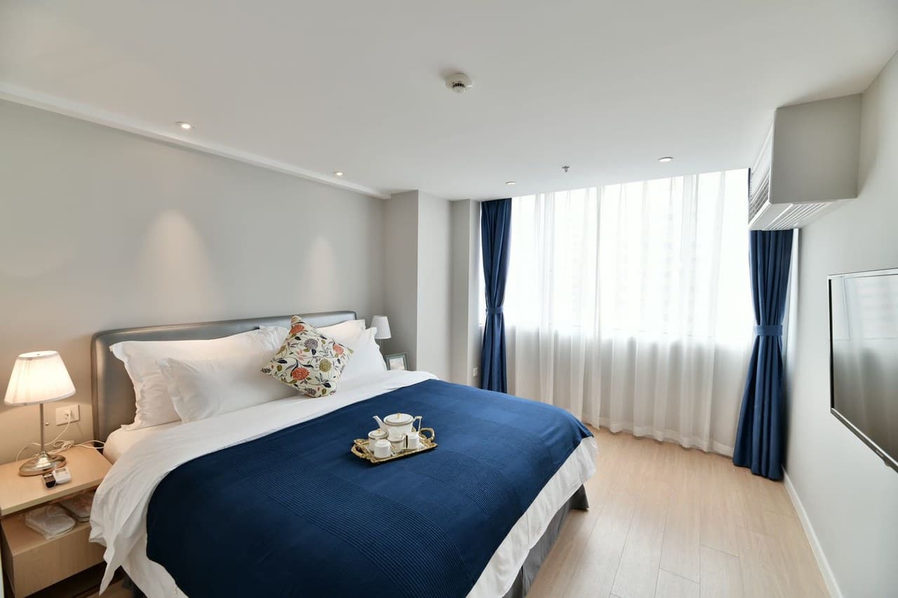 The apartment has complete facilities for a comfortable stay.