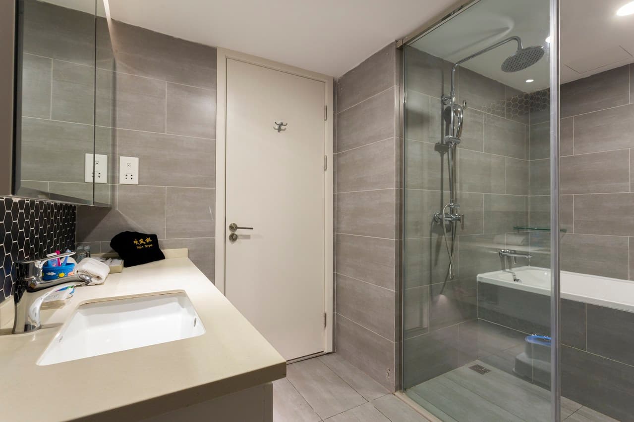 Bathroom dry and wet separation