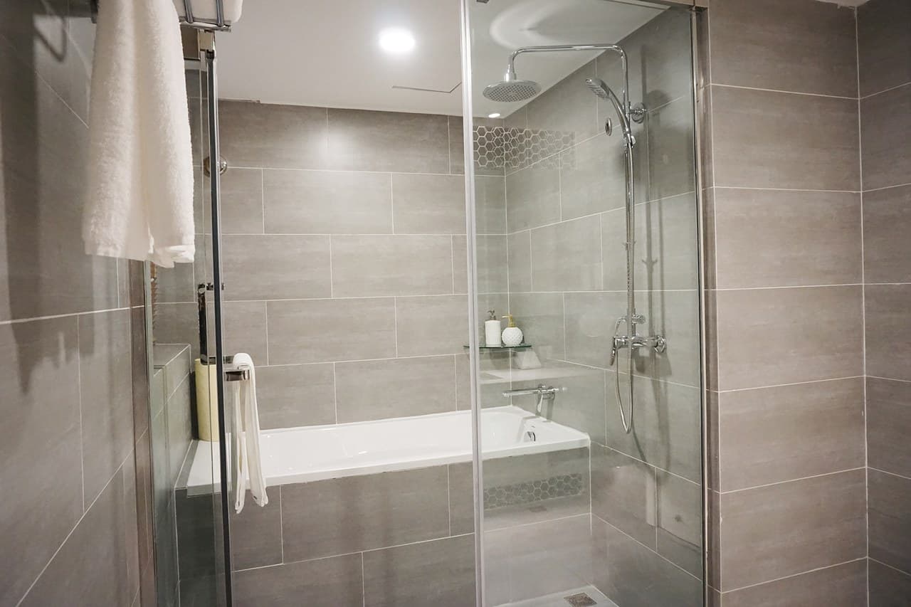 Bathroom dry and wet separation