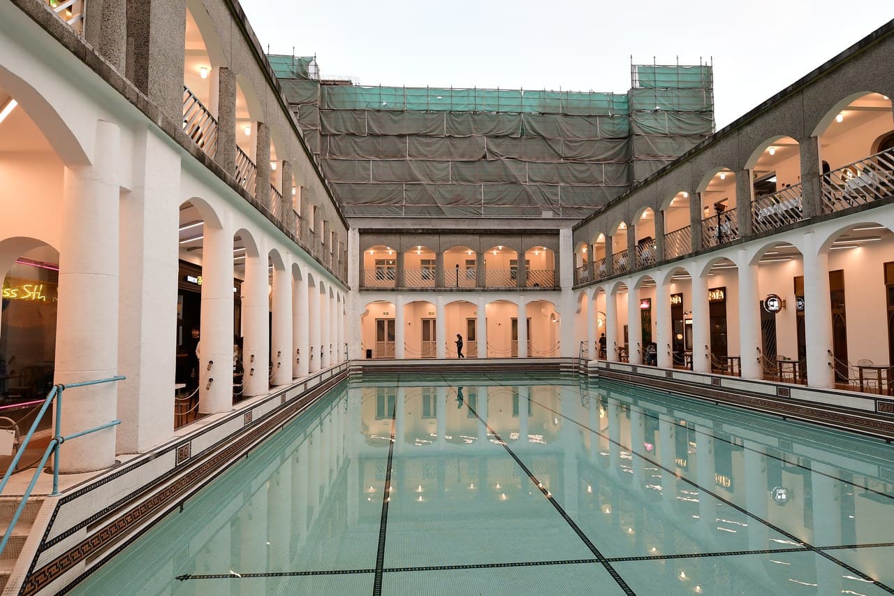 Close to popular tourist attractions, convenient for travel.