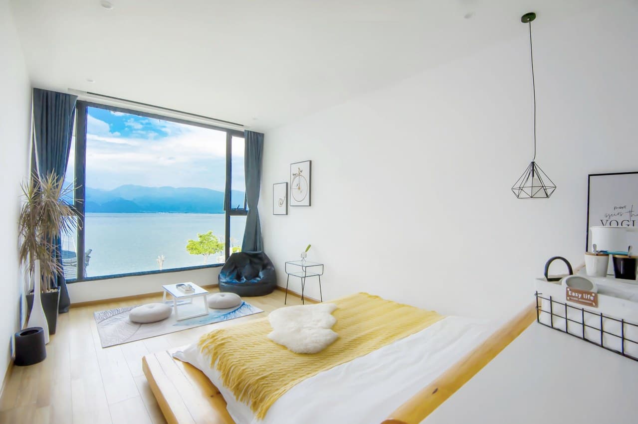 The house is right next to Erhai Lake and also has a private garden.