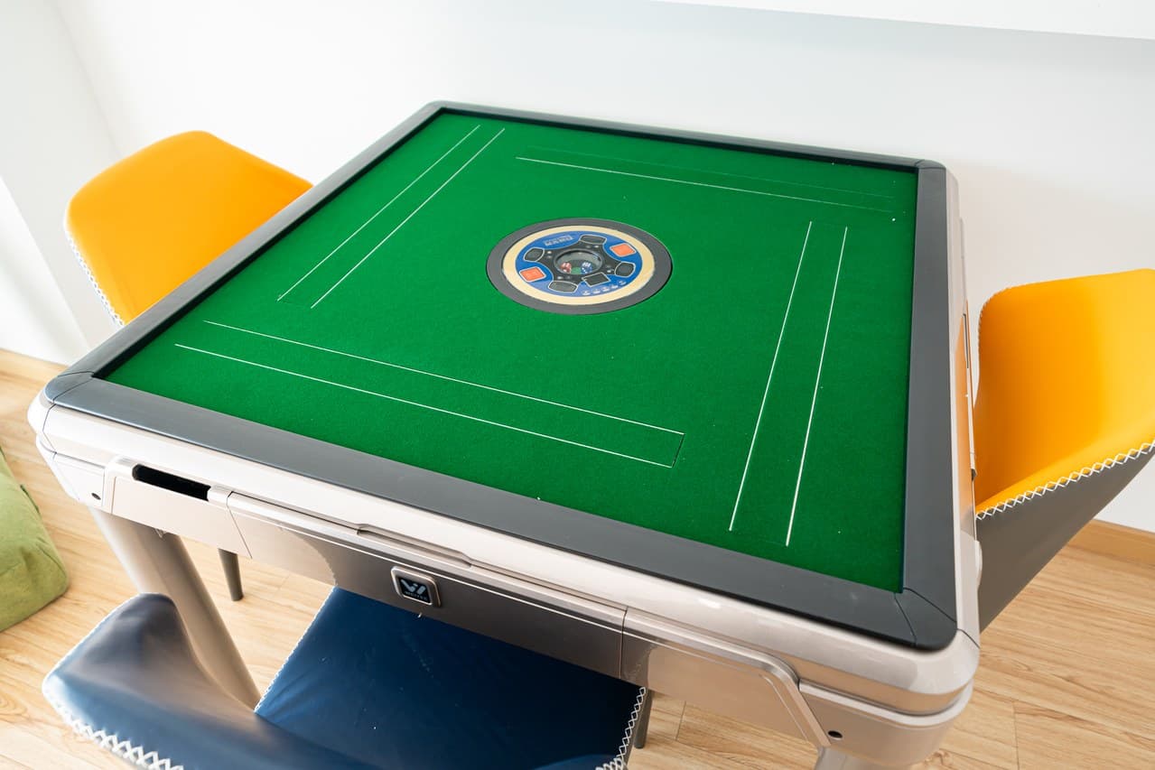 Mahjong enthusiasts, giant screen projection
