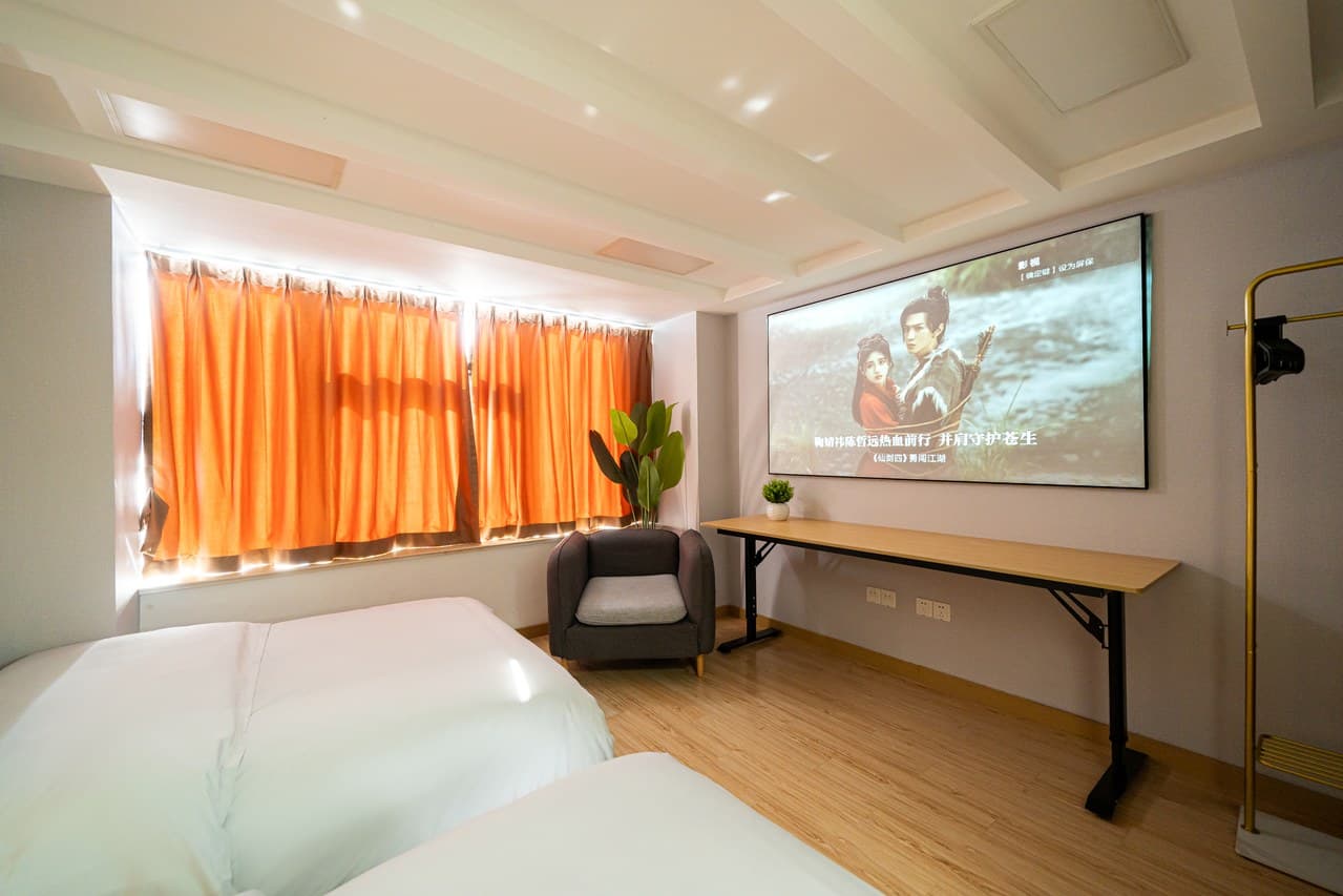 Mahjong enthusiasts, giant screen projection