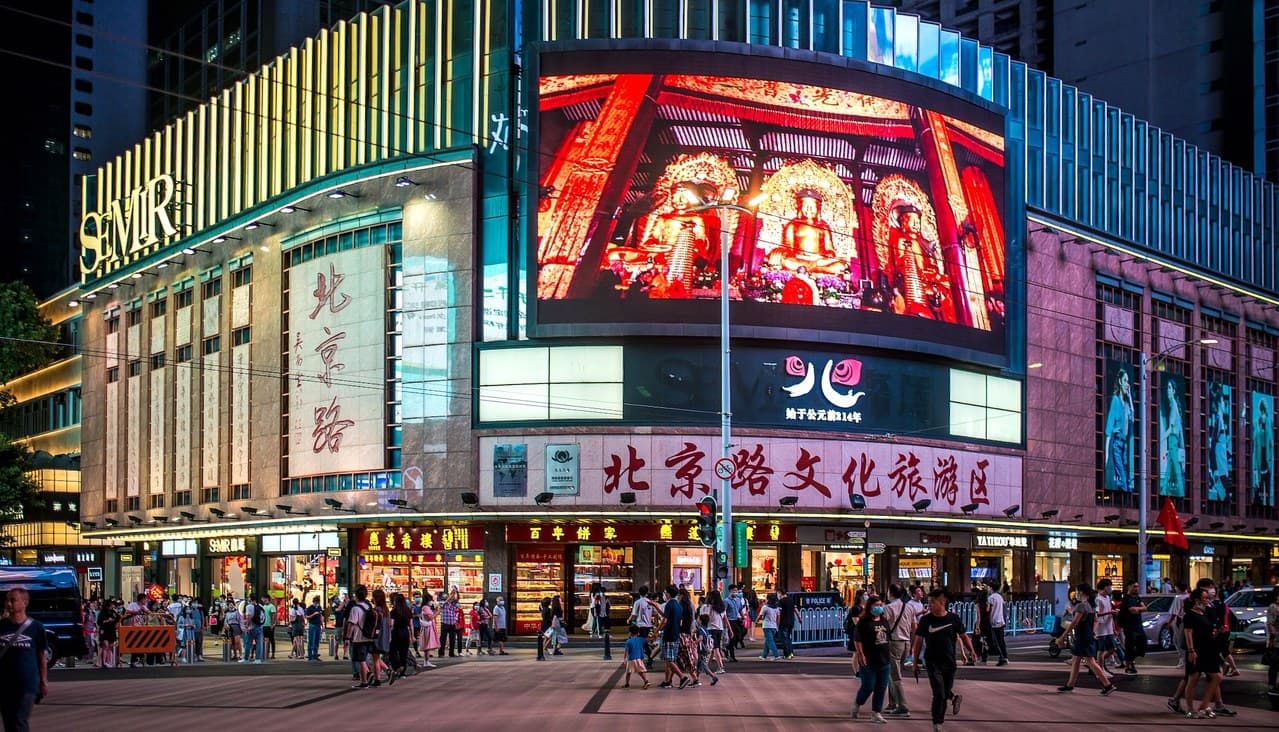 5 minutes to Tianhe City Food Center on Beijing Road