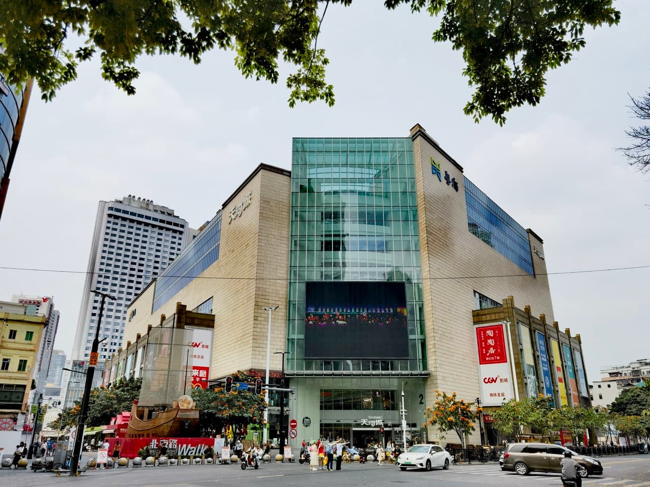 5 minutes to Tianhe City Food Center on Beijing Road