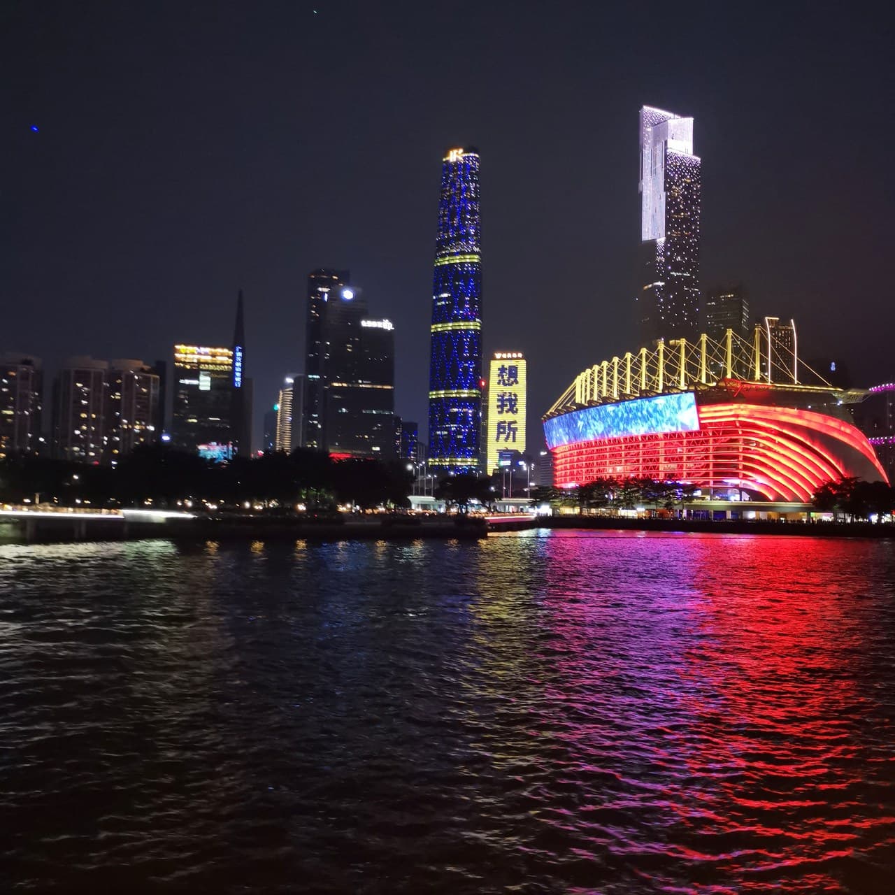 2-minute Pearl River Night Cruise at Tianzi Wharf