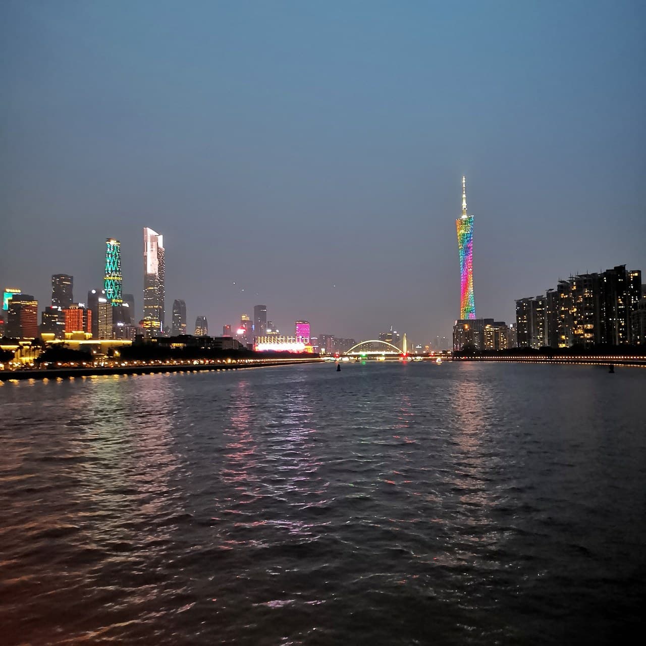 2-minute Pearl River Night Cruise at Tianzi Wharf