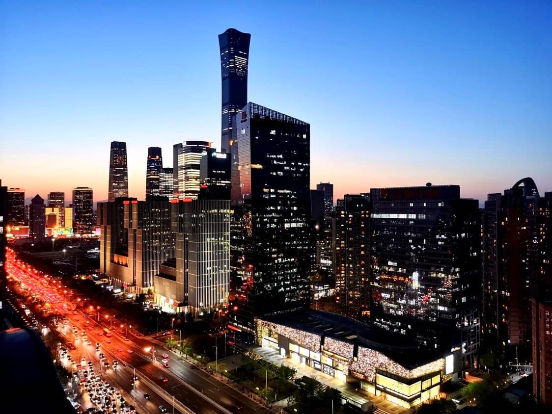 Close to the business district, with no worries about dining options and convenient transportation.