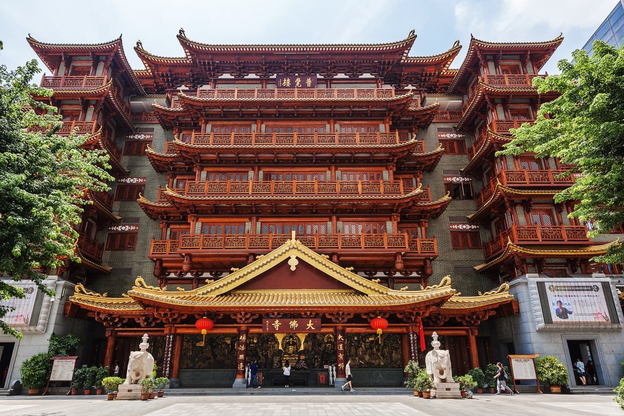 It's a 5-minute walk to Beijing Road Pedestrian Street.