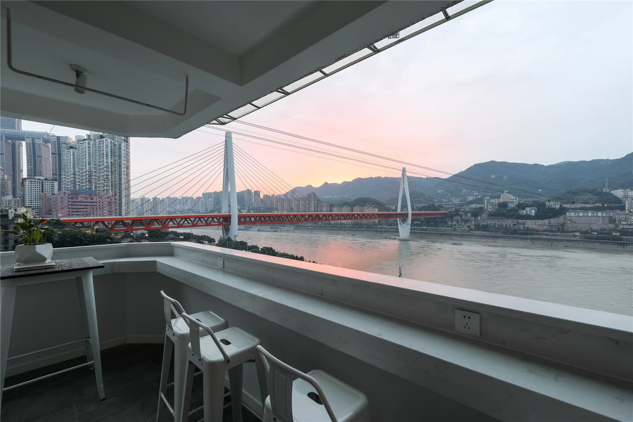 Overlooking the Yangtze River and gazing at the Southern Mountains, enjoy the night view and sunrise.