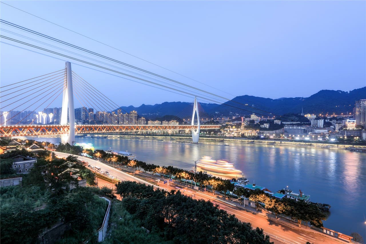 Overlooking the Yangtze River and gazing at the Southern Mountains, enjoy the night view and sunrise.