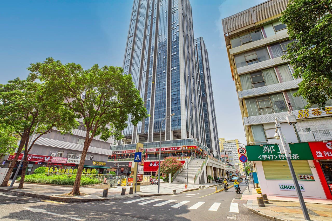 Convenient transportation and easy parking