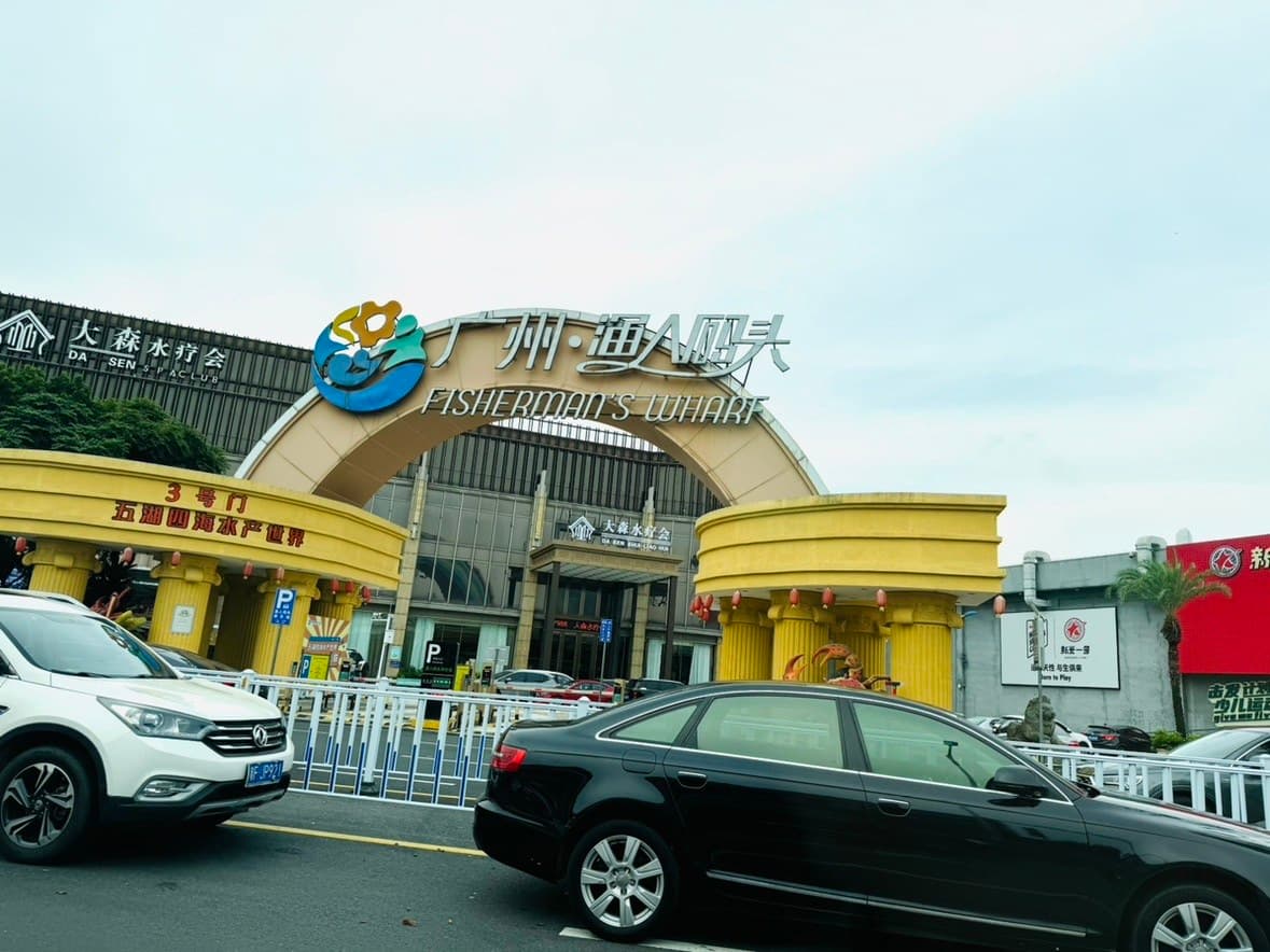 For authentic seafood, head to Luoxi Food Street.