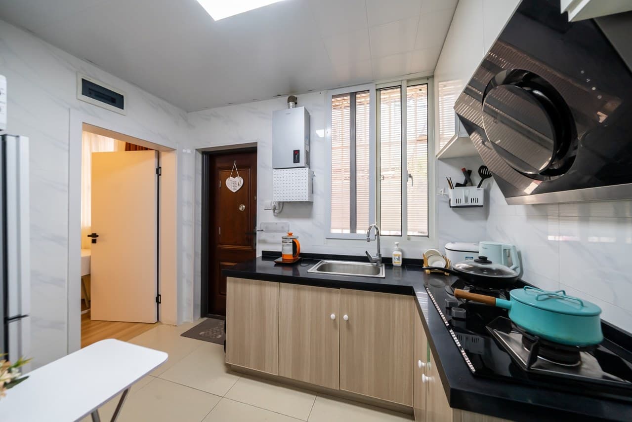 The room is comfortable and spacious, and the kitchen is also very large.