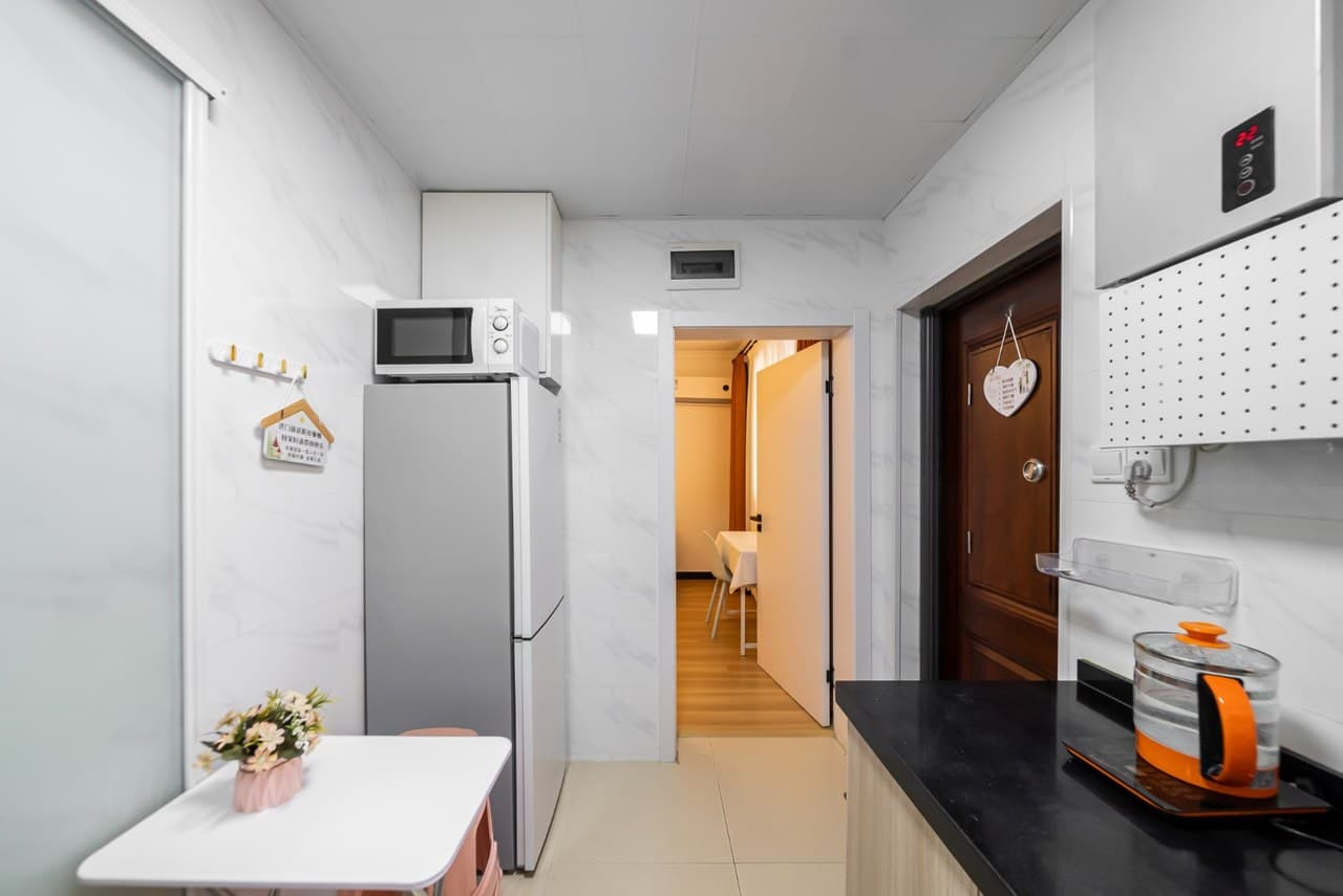 The room is comfortable and spacious, and the kitchen is also very large.