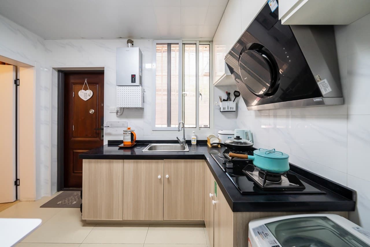The room is comfortable and spacious, and the kitchen is also very large.