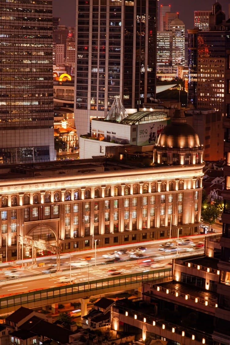 Near the business district, dining options are plentiful.