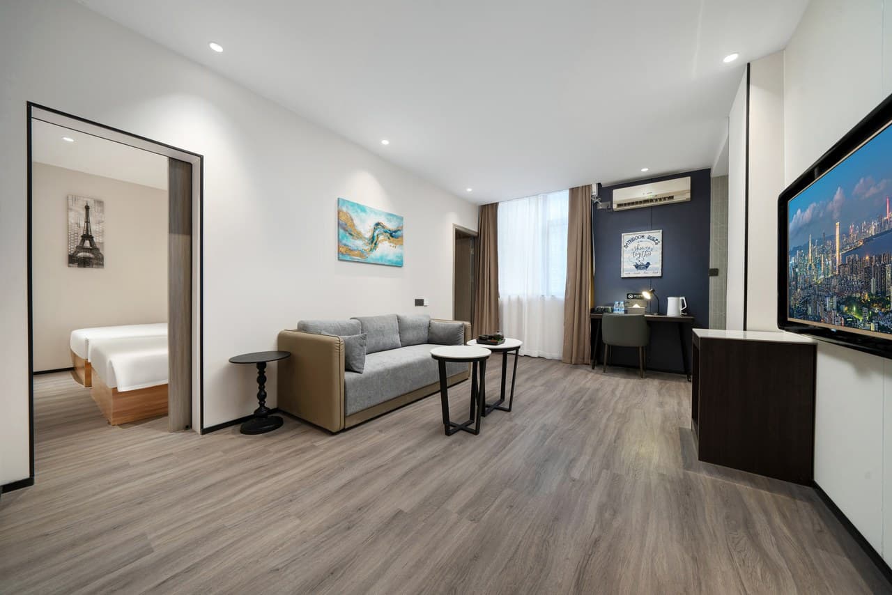 Close to the airport and shopping areas, with no worries about dining options.