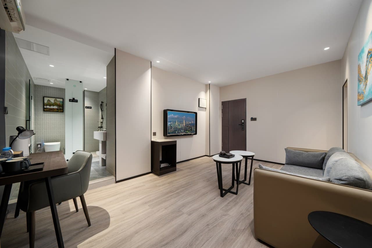 Close to the airport and shopping areas, with no worries about dining options.