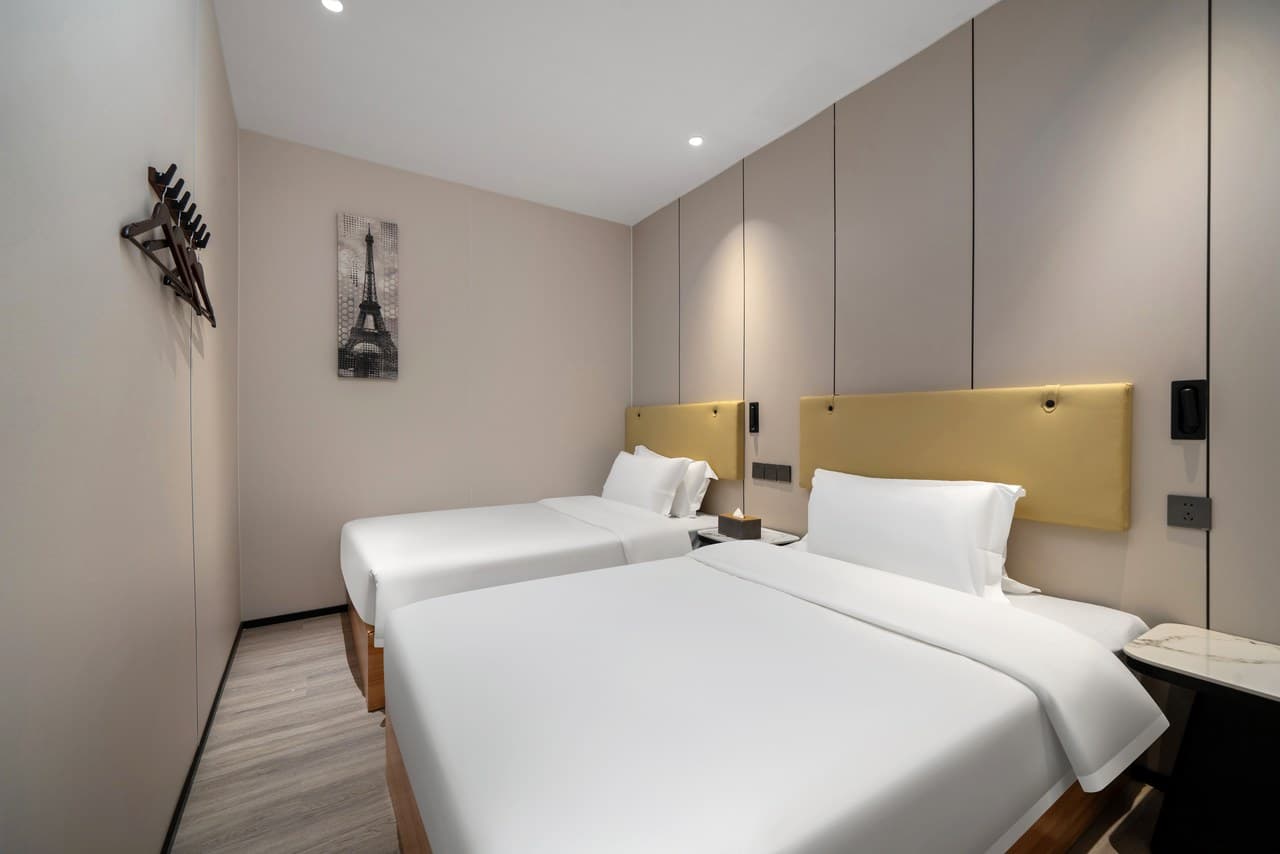 Close to the airport and shopping areas, with no worries about dining options.