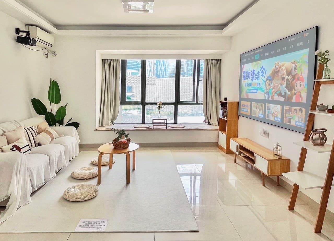 180 sq m, 5 bedrooms, suitable for living with family and friends.