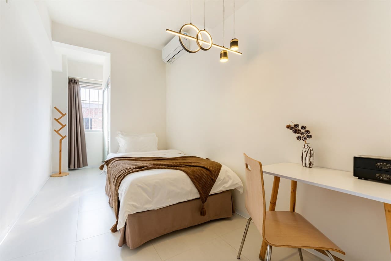 Located in the bustling Shangxiajiushihang commercial district, it offers a tranquil escape from the hustle and bustle.