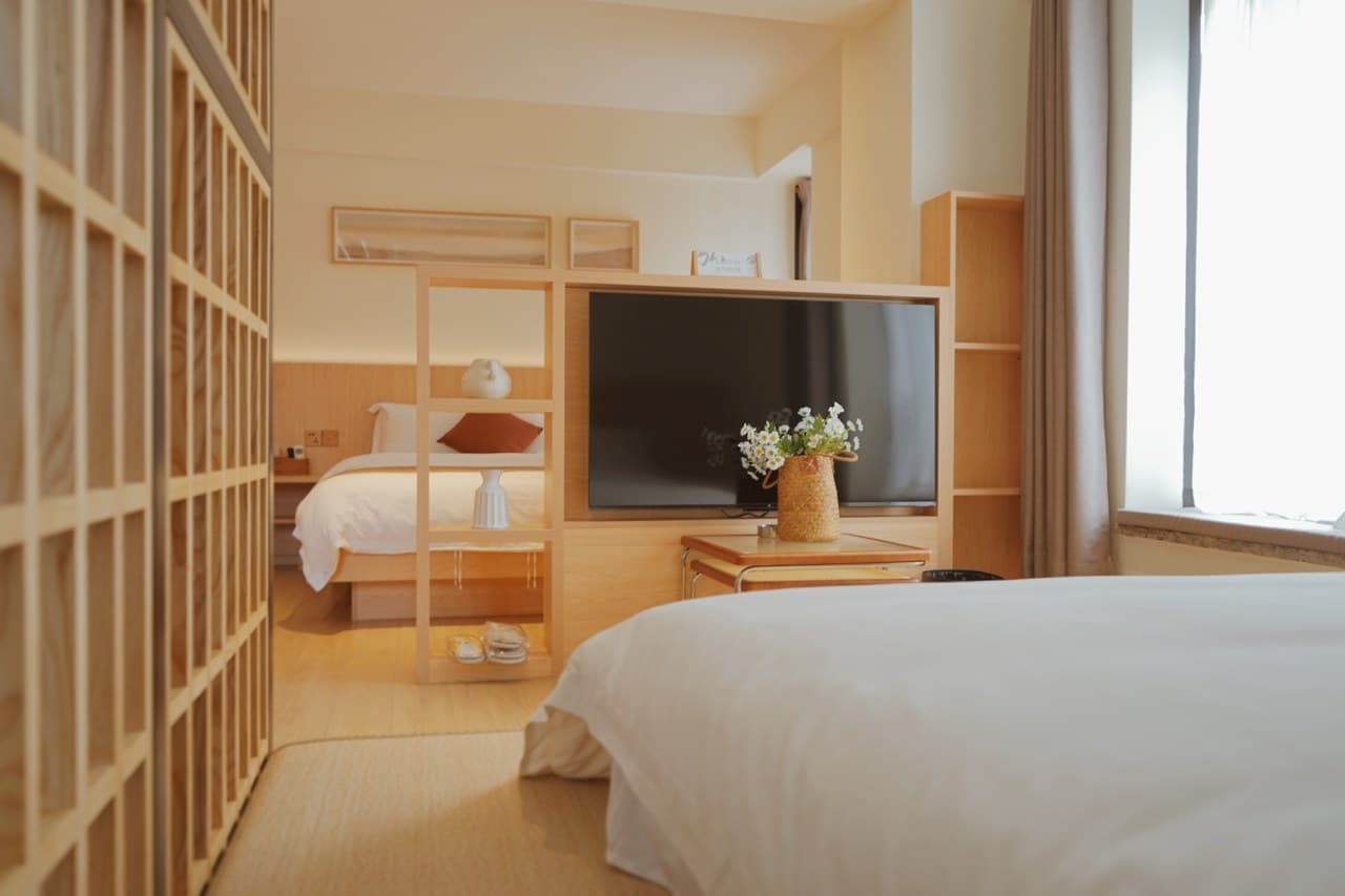 Four suites with 8 beds can accommodate 14 people.