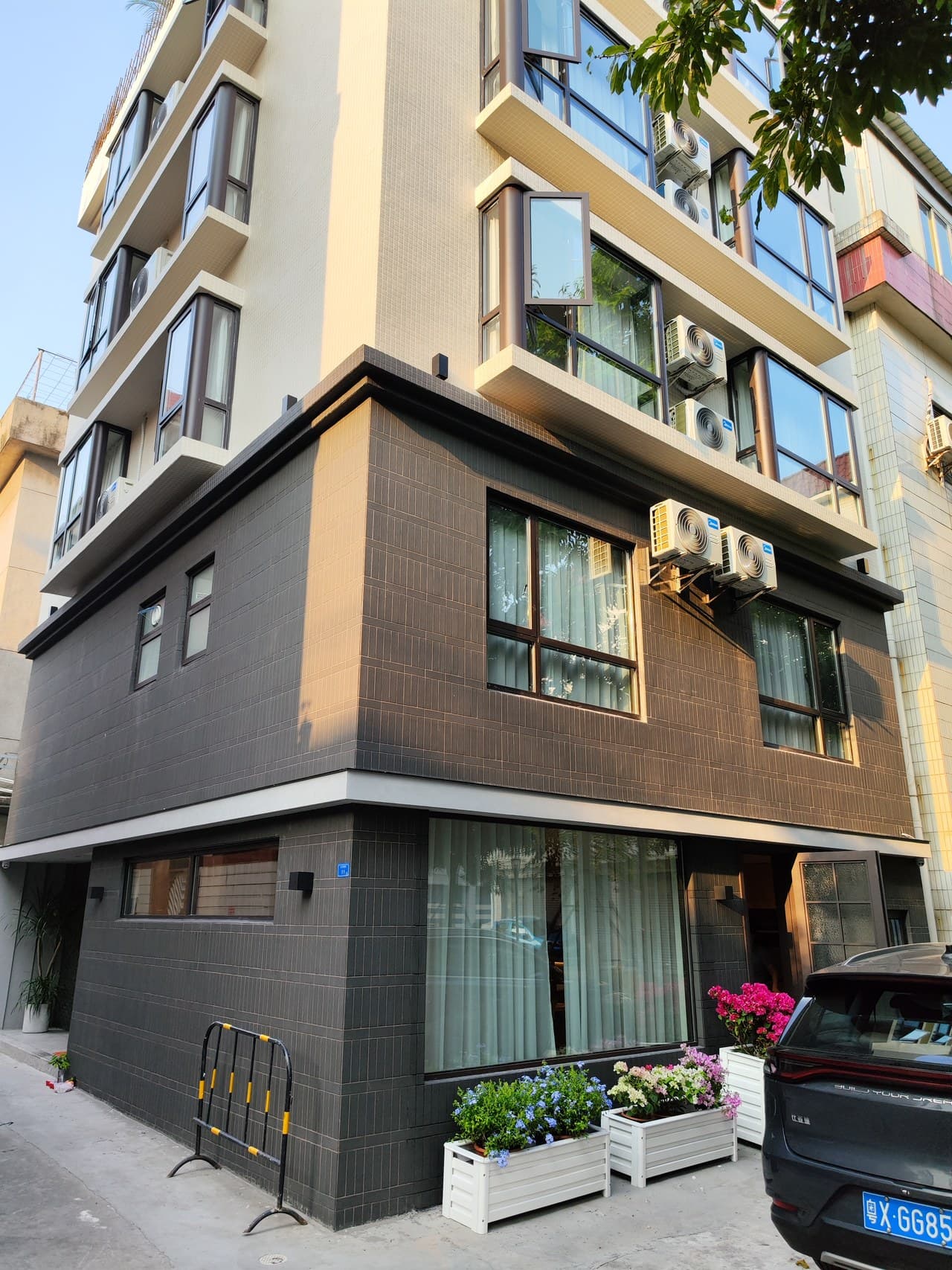 Four suites with 8 beds can accommodate 14 people.