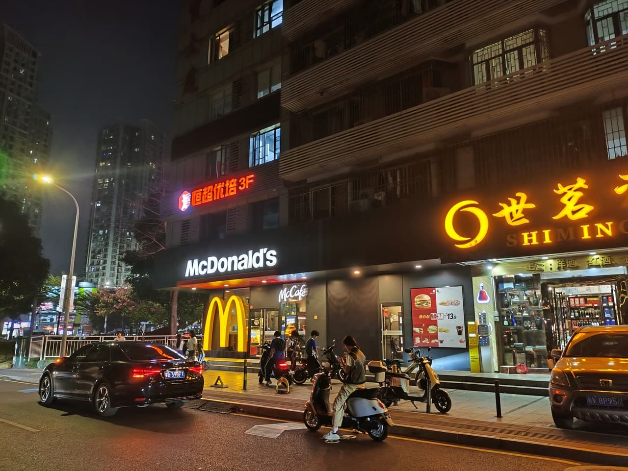 There are many restaurants downstairs.