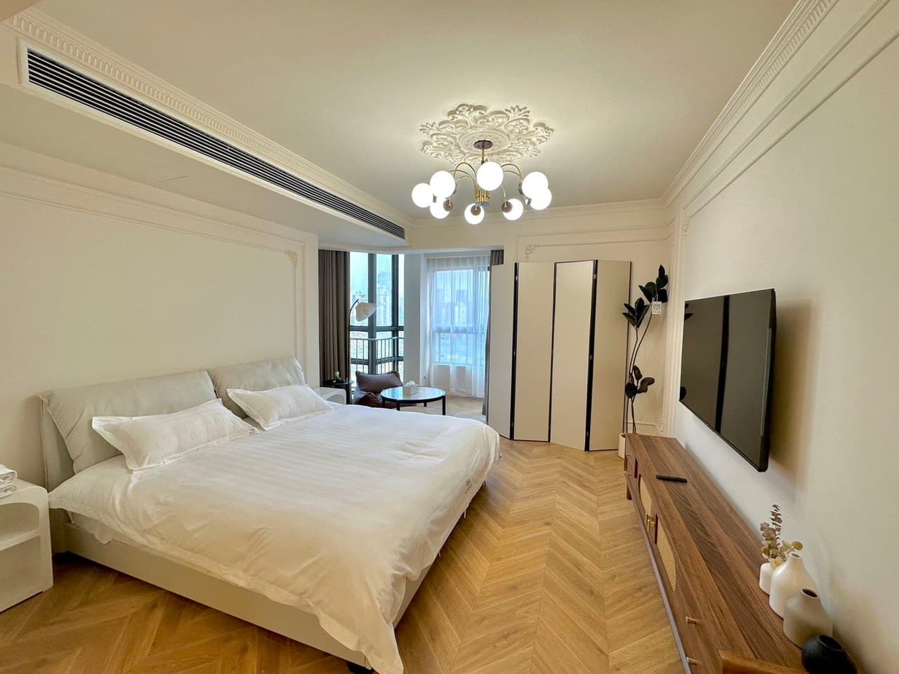 The room has a warm and inviting style, and the transportation is quick and convenient.