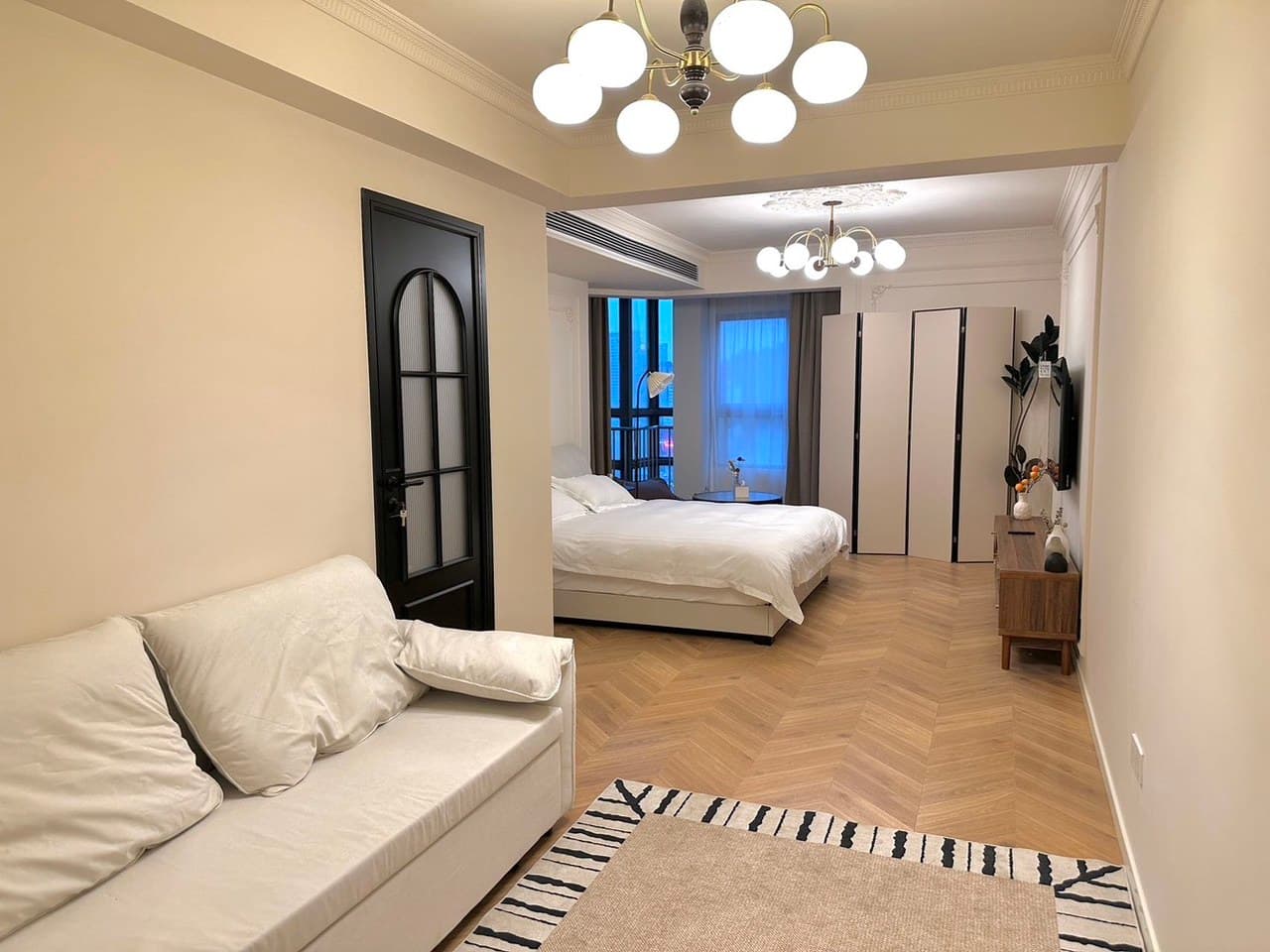 The room has a warm and inviting style, and the transportation is quick and convenient.