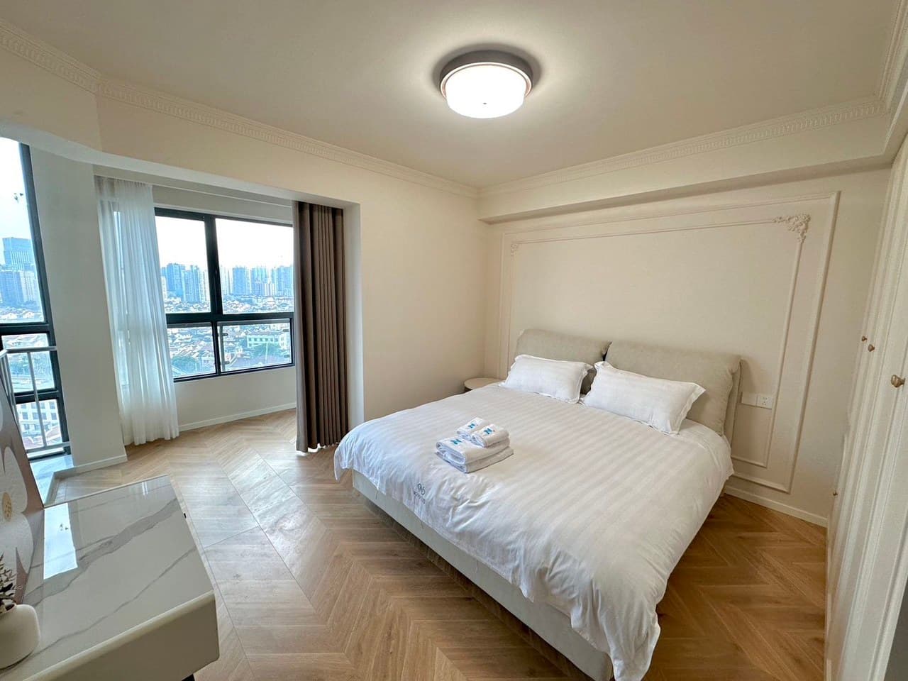 The room has a warm and inviting style, and the transportation is quick and convenient.