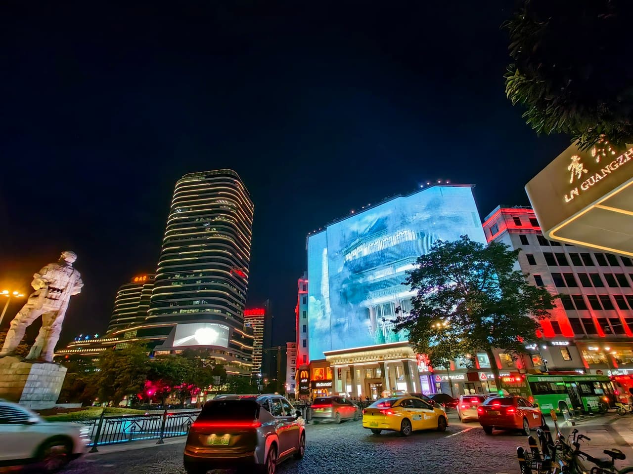 Delicious food awaits you on Beijing Road! Come and try it!