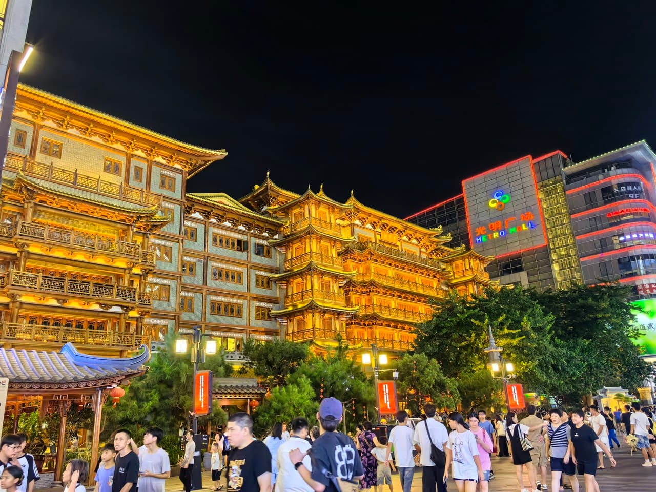 Delicious food awaits you on Beijing Road! Come and try it!