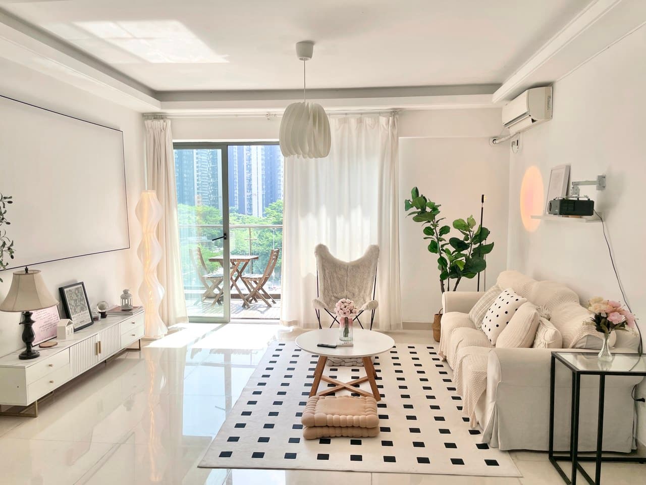 180 sq m, 5 bedrooms, suitable for living with family and friends.