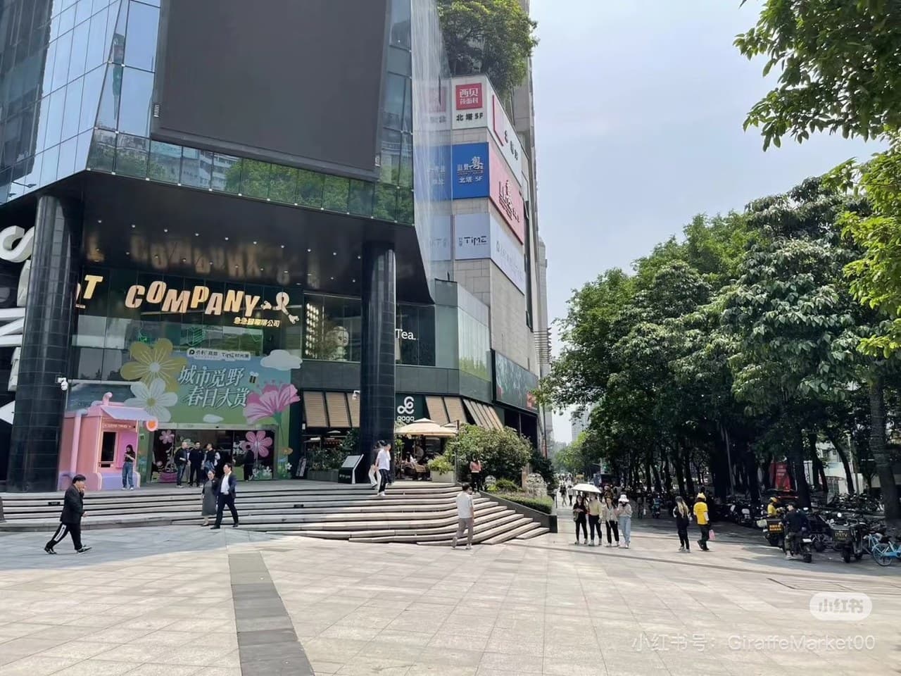 Near the business district, dining options are plentiful.
