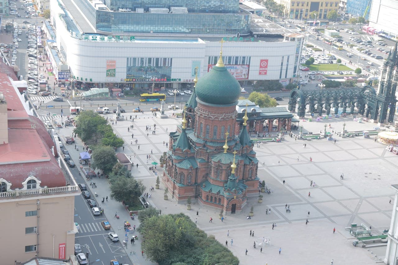 Near the business district, dining options are plentiful.