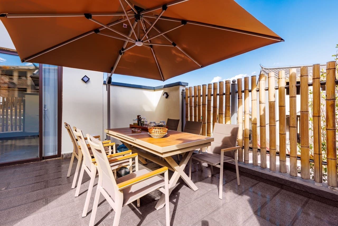 Marble and white marble barbecue in the courtyard