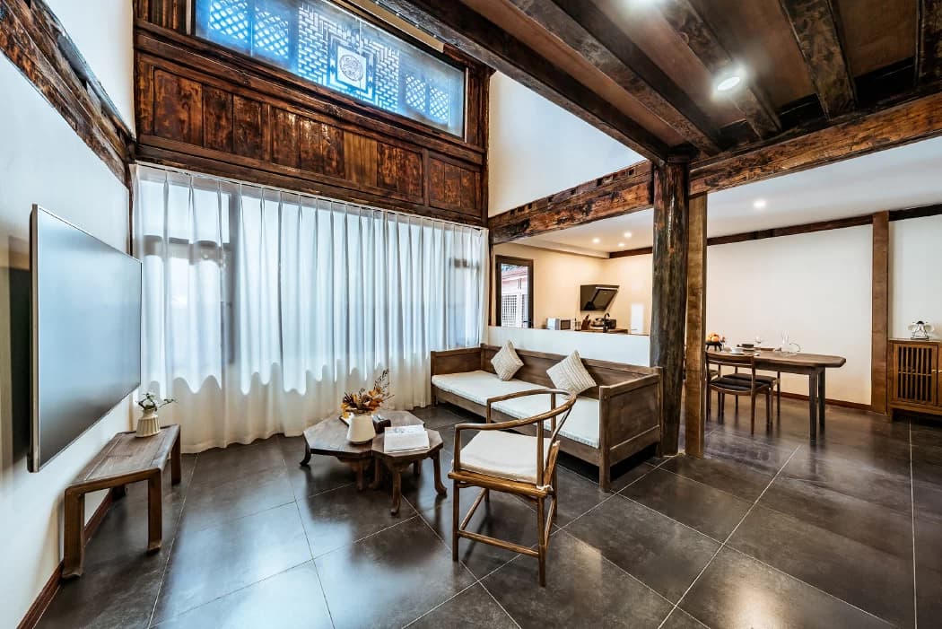 3-Bedroom Wooden Cabin for Rent in Dali Old Town | Wait for Me Homestay • Brand Chain