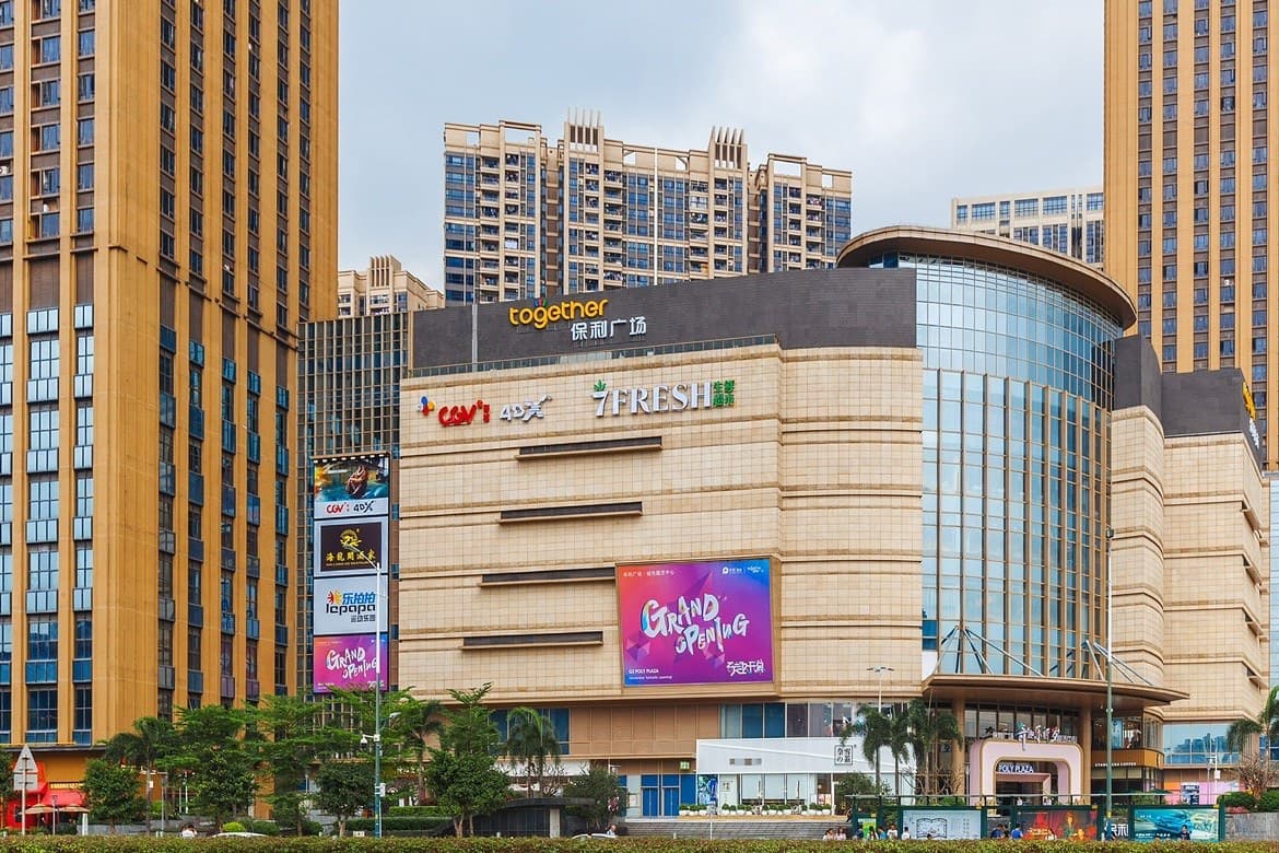 Near the business district, dining options are plentiful.