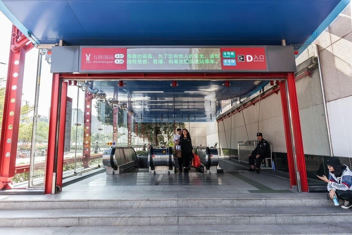 Near the business district, dining options are plentiful.