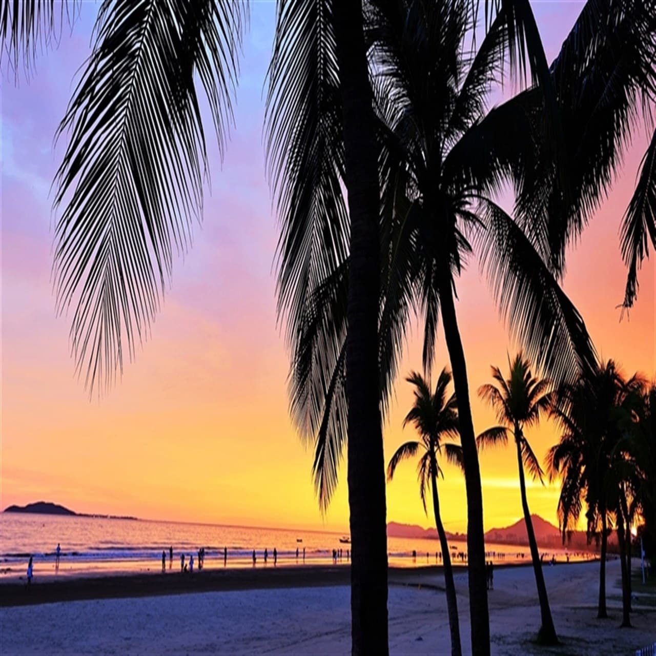 Enjoy the beautiful sunset at Sanya Bay