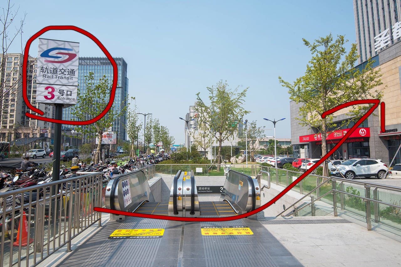 Convenient transportation near the subway station.
