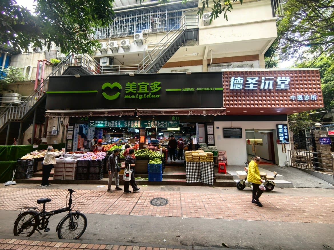 The surrounding area has complete living facilities and convenient transportation.