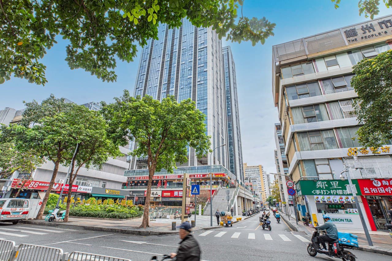 Near the business district, dining options are plentiful.